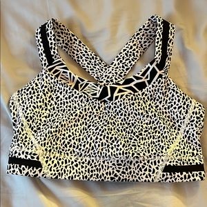 Lululemon sports bra with pockets